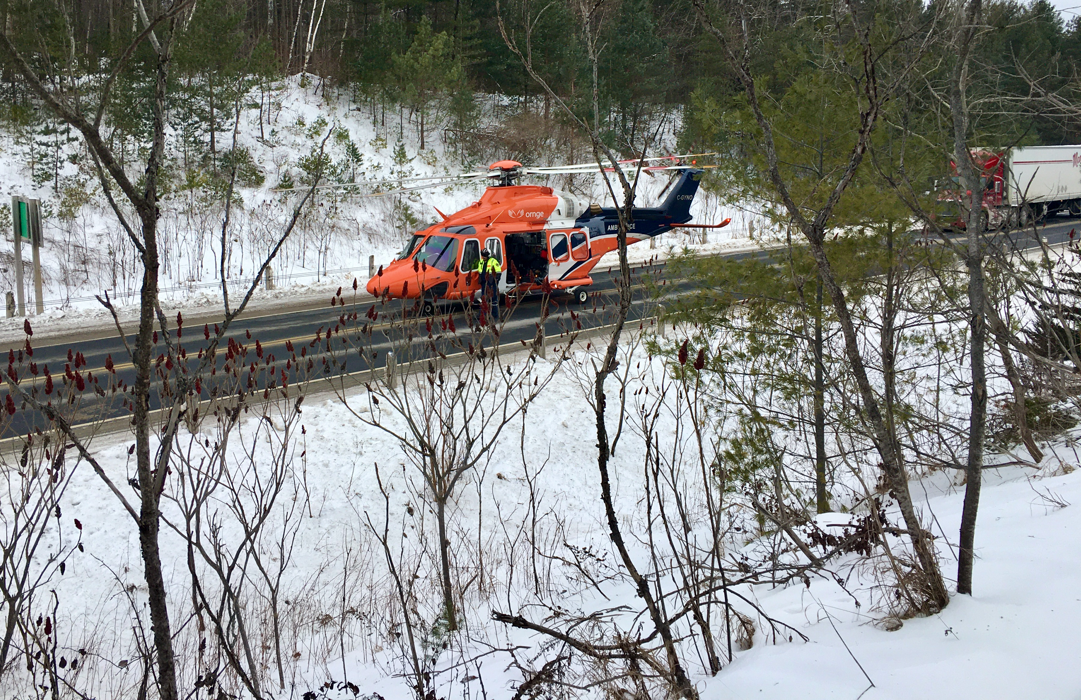 Участък от County Road 28 южно от Peterborough Ont е
