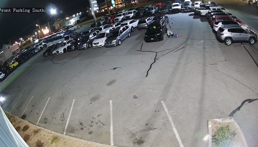 Заподозрян чиито панталони паднаха докато вандализираха превозни средства в автокъща