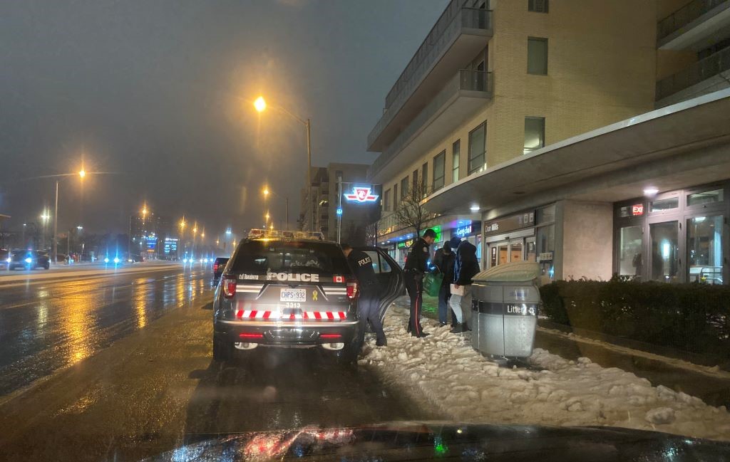 Полицията разследва след като се съобщава че човек е бил