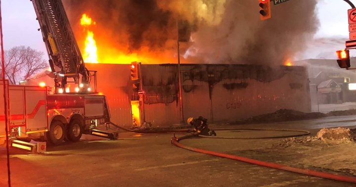 Winnipeg fire crews fight downtown blaze