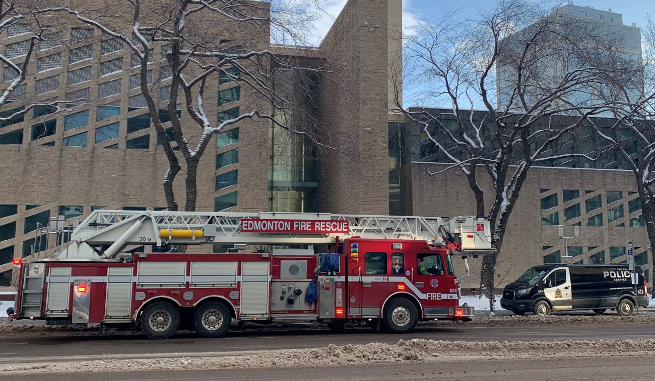 Членове на екипа на Global News в кметството на Едмънтън