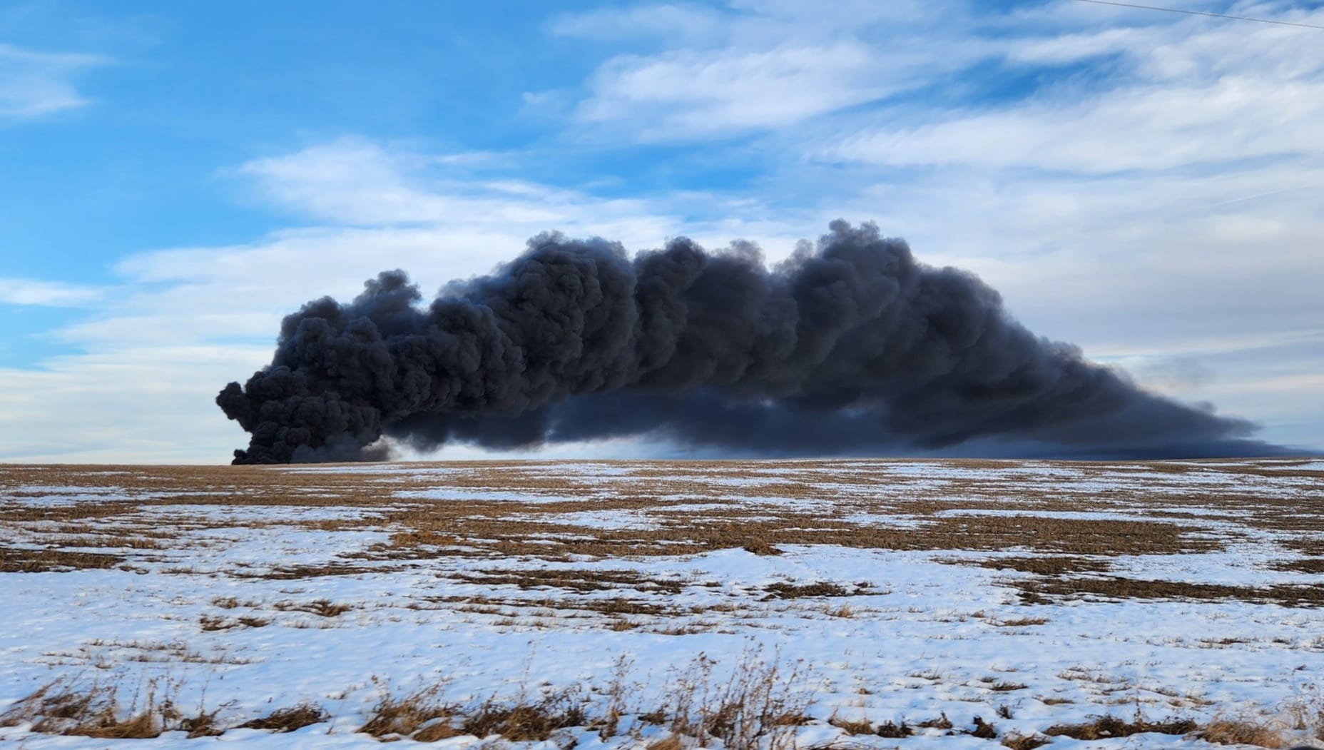 Toxic smoke from fire at oil lease site triggers emergency alert in eastern Alberta
