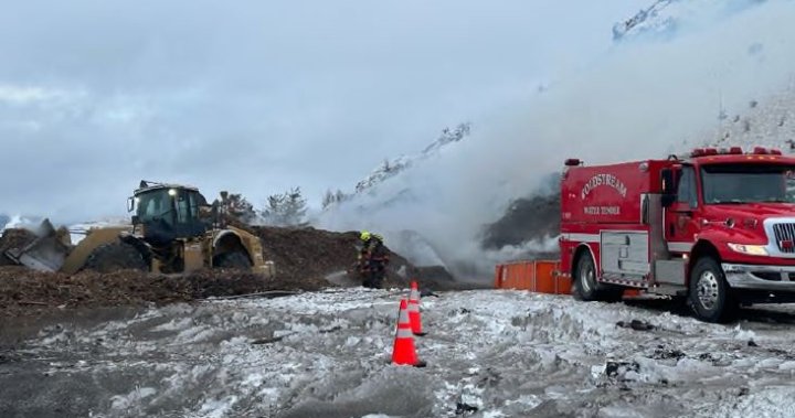 Пожар на сметище близо до Върнън Британска Колумбия в понеделник
