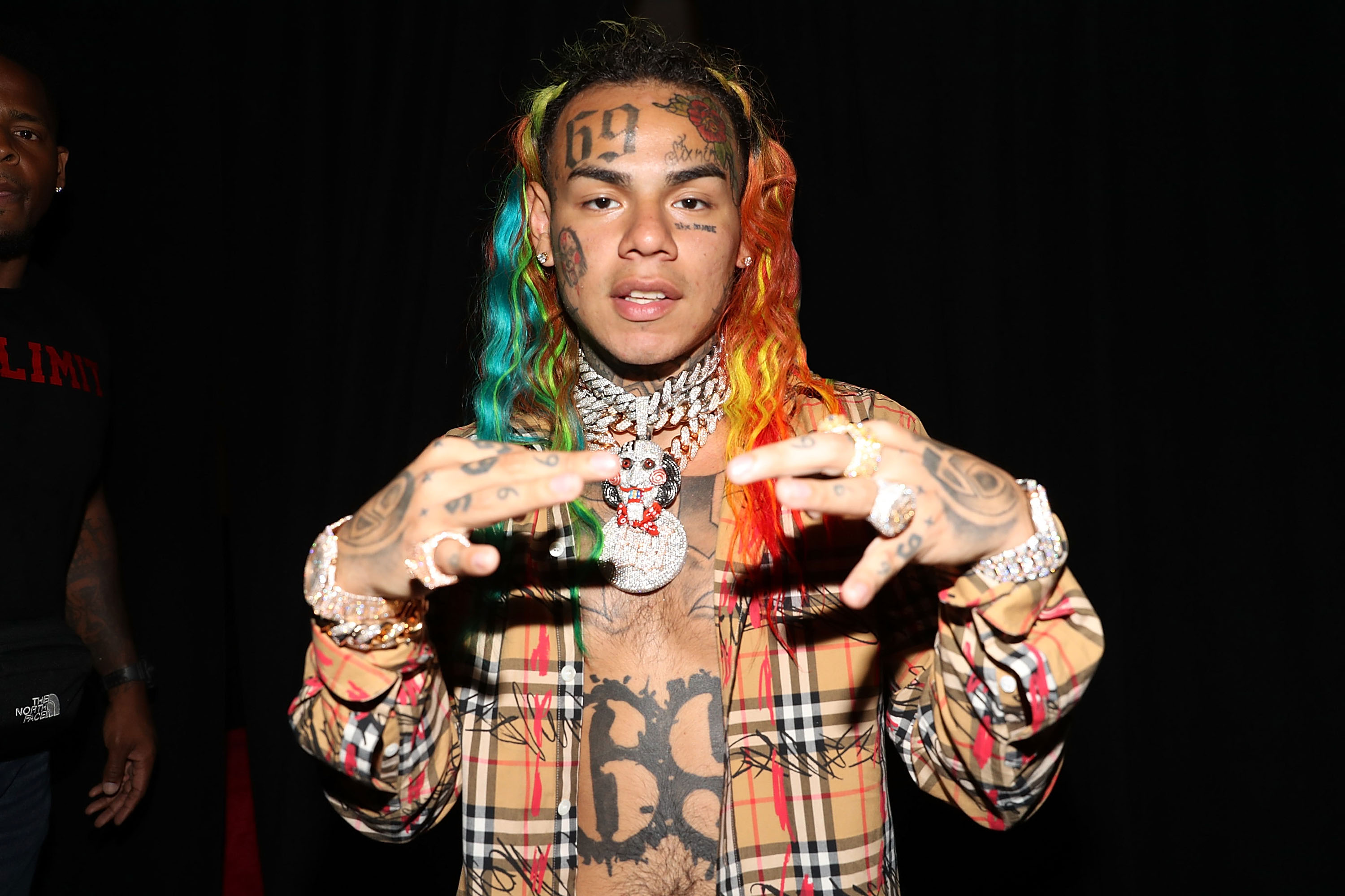 美国说唱歌手Tekashi 6ix9ine在多米尼加共和国因家暴被逮捕