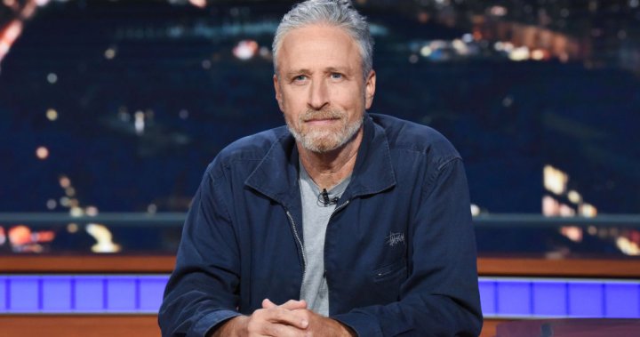 Jon Stewart се завръща в The Daily Show Стюарт който в