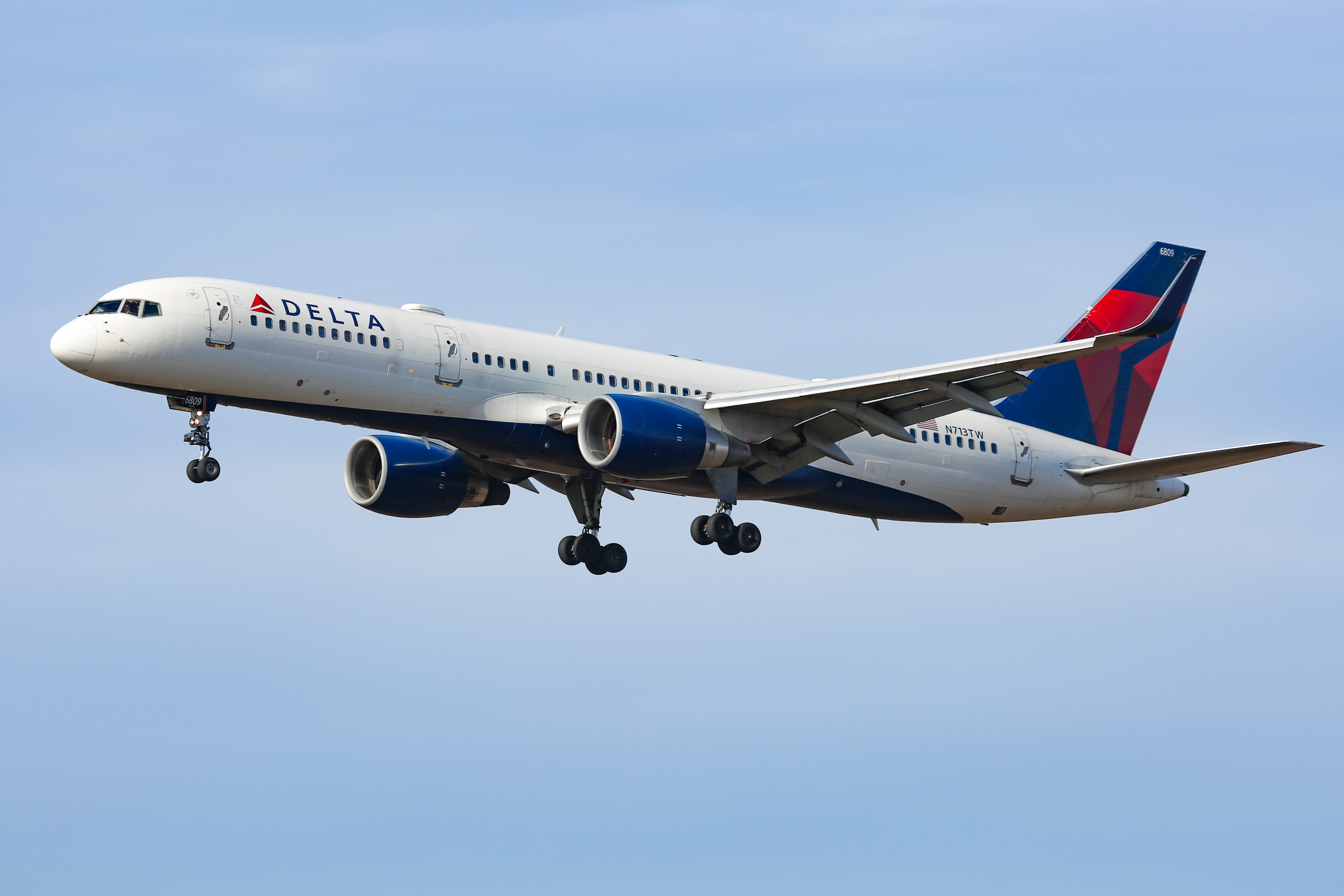 Носовото колело на пътнически самолет Boeing 757 на Delta Air