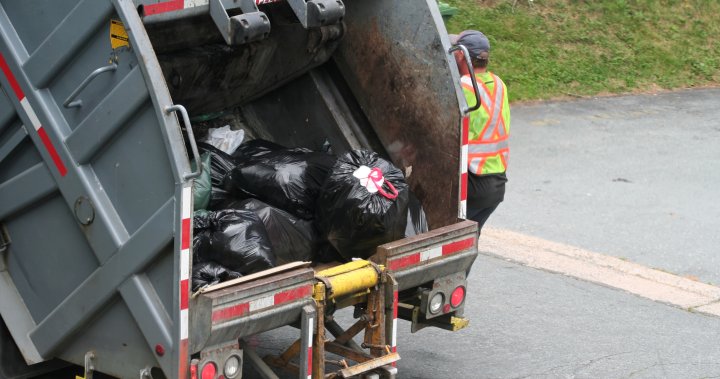 Жена пада в контейнер за боклук, уплътнява се в камион за боклук, но оцелява