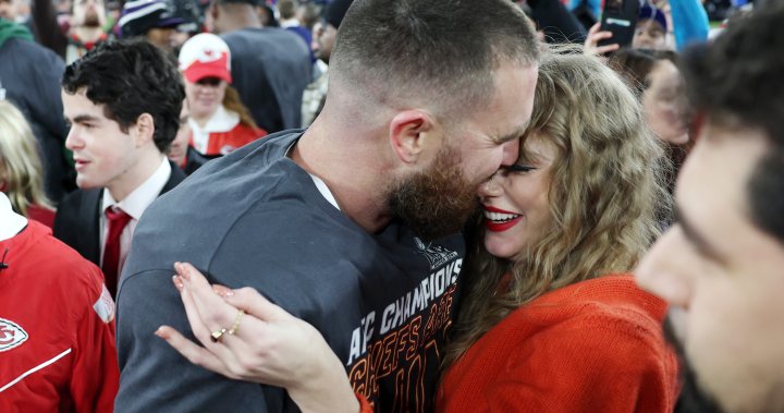 Тейлър Суифт, Травис Келси споделят целувка, докато празнуват напредъка на KC в Super Bowl