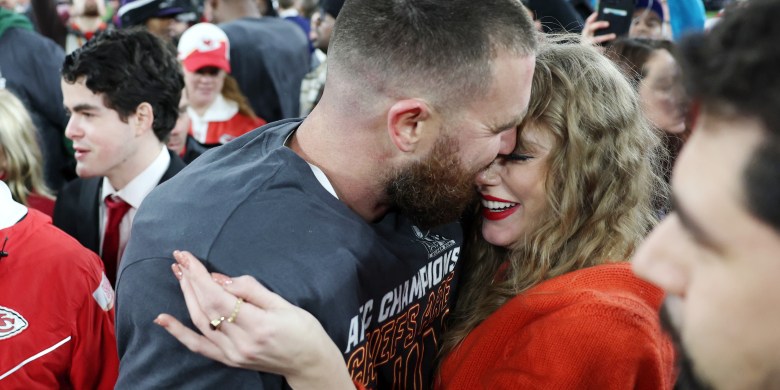 Taylor Swift, Travis Kelce share kiss while celebrating KC's advancement to Super Bowl
