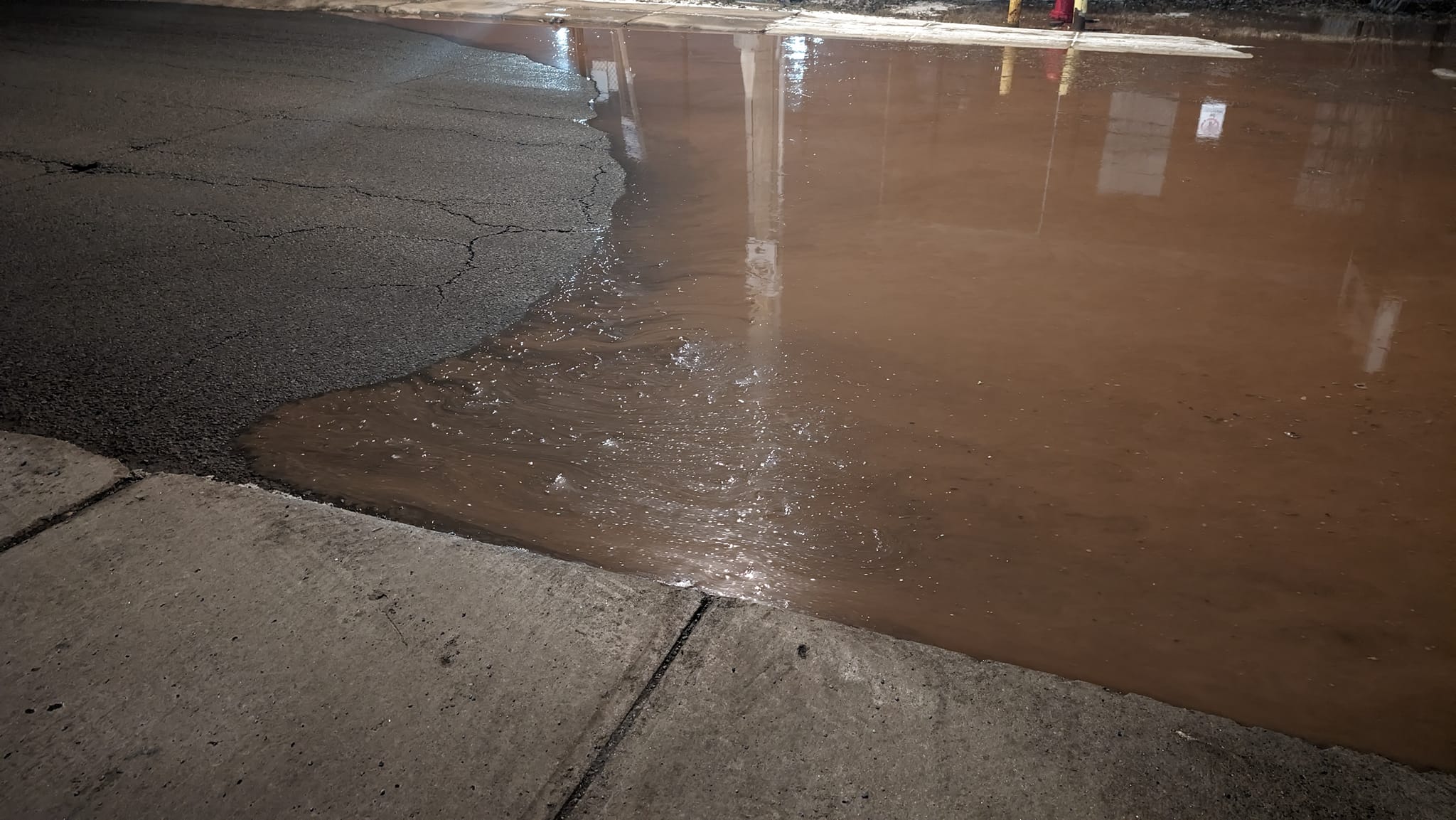 Пробив в 140 годишен водопровод в източен Хамилтън Онтарио Петък сутринта