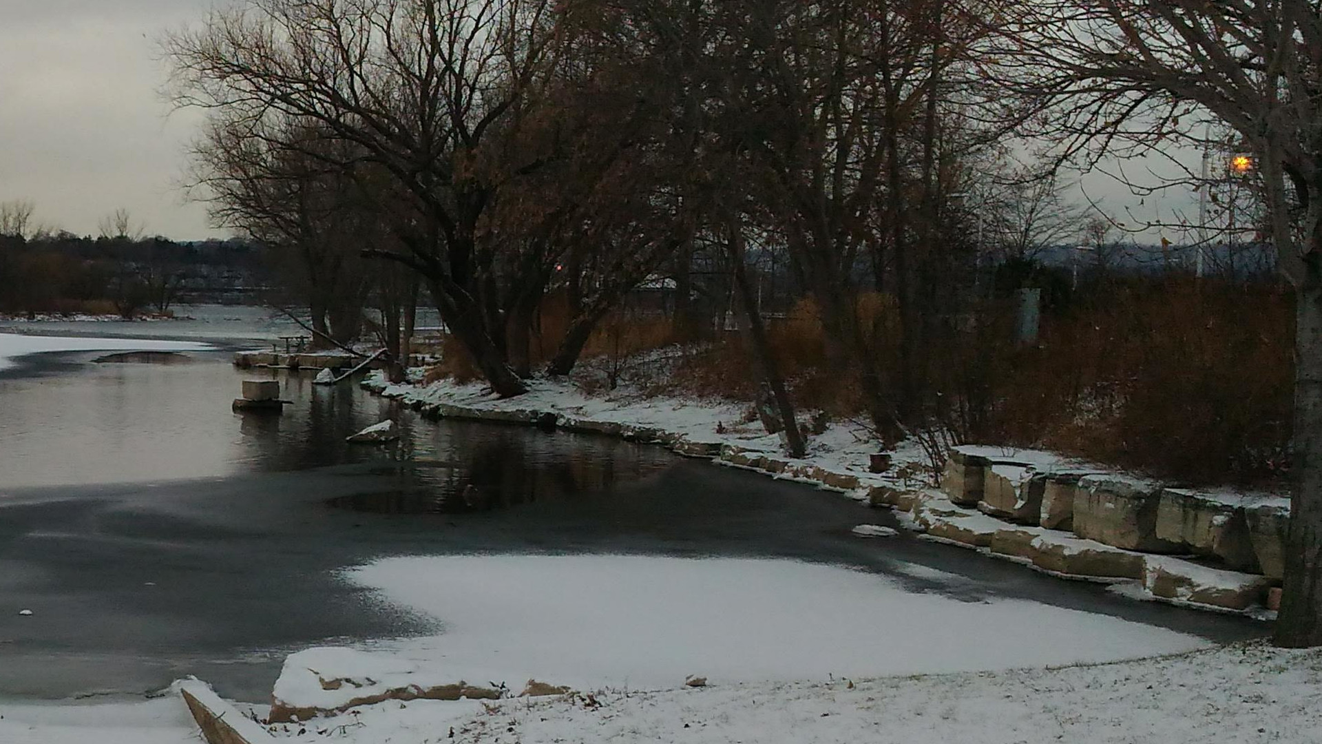 С около 20 до 40 мм комбиниран дъжд и топящ