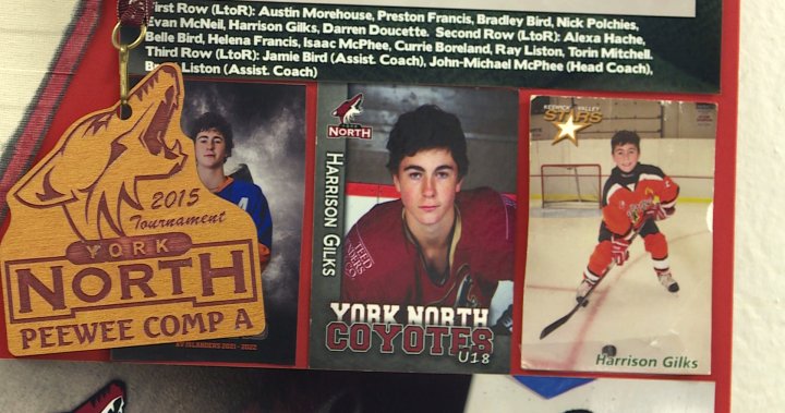 Фланелката на млад хокеист, починал от рак, се оттегли в родната пързалка