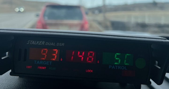 Начинаещ шофьор в Келоуна, Британска Колумбия, връчен чифт билети, превозното средство задържано