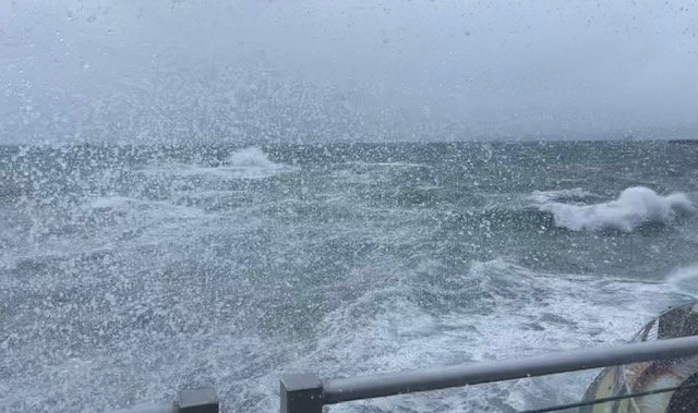Предупреждения за екстремни метеорологични условия във Виктория поради големи вълни, наводнения