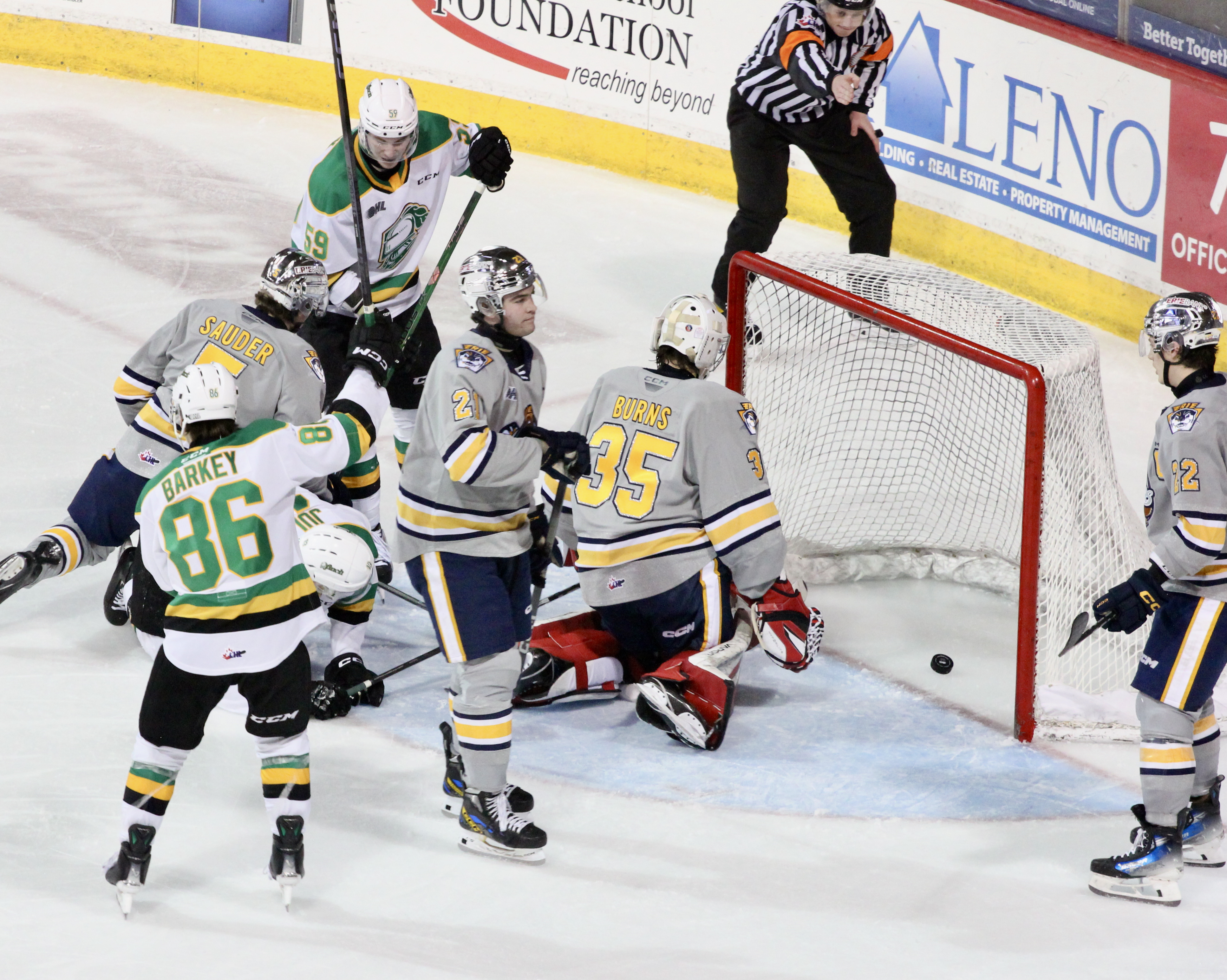 Малкълм Спенс отбеляза победния гол в дузпите за Отърс когато