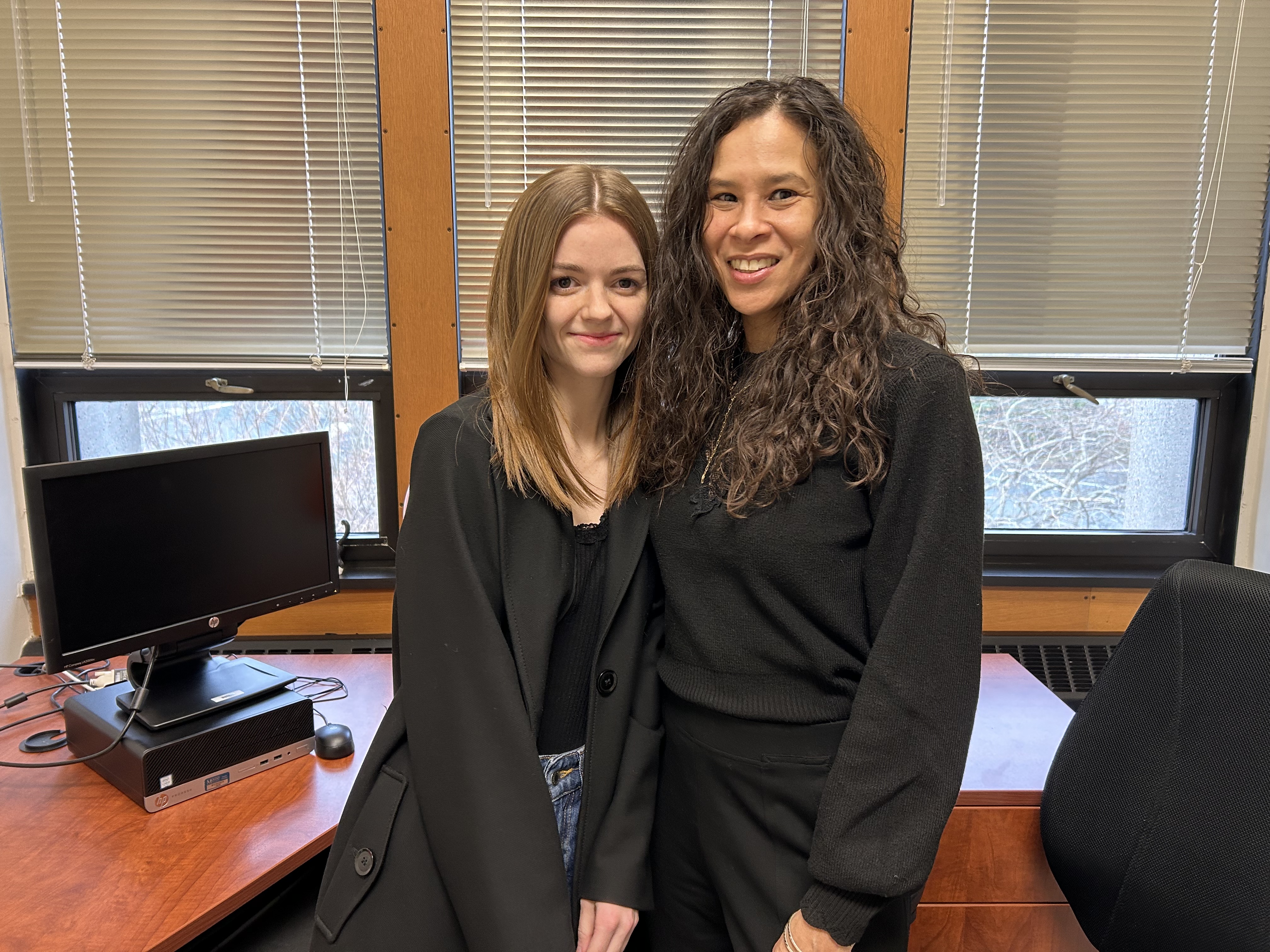 Група от професори и бивши студенти в университет в Нова