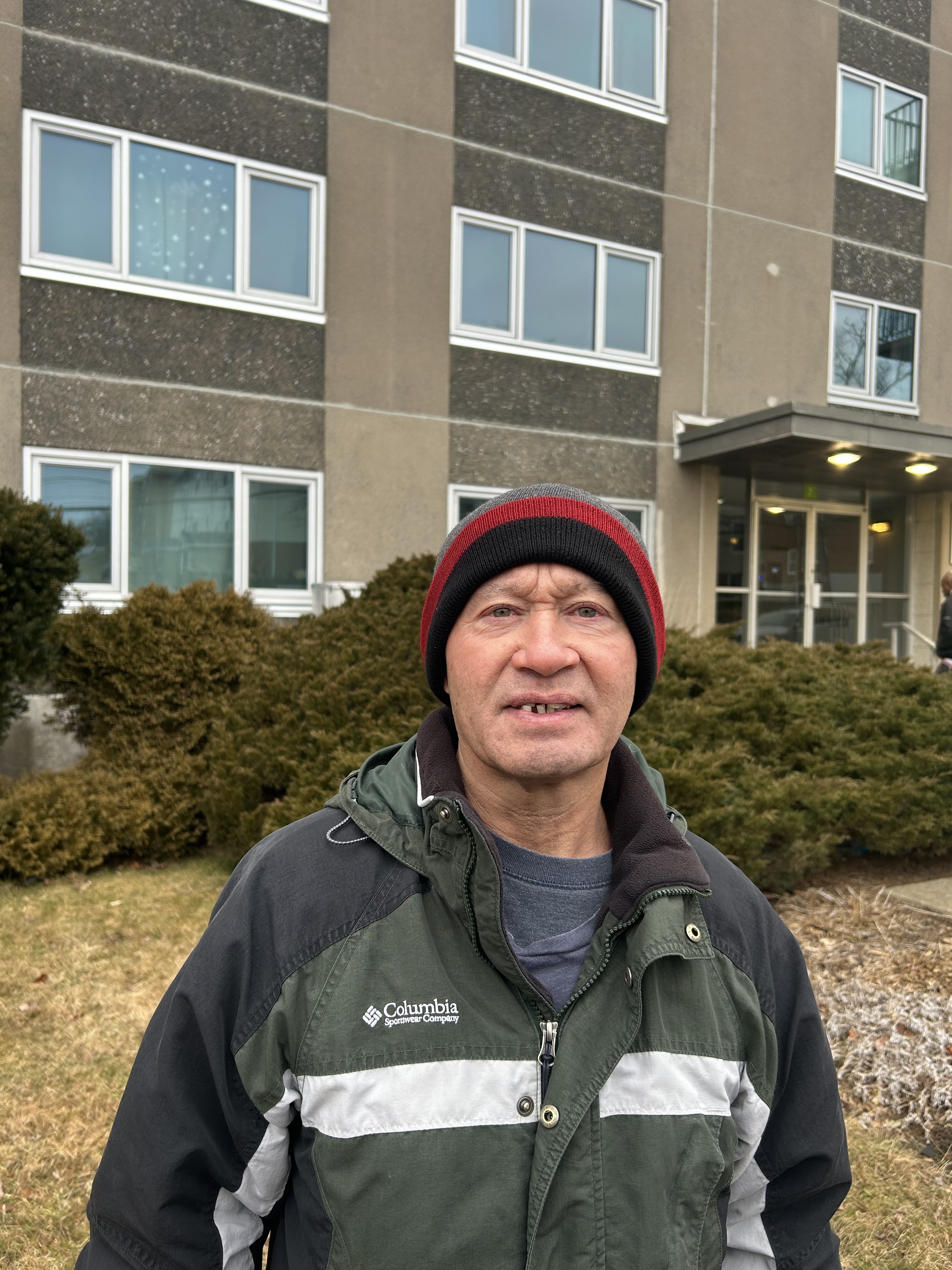 Стив Томас живее в своята жилищна сграда в Дартмут, N.S.,