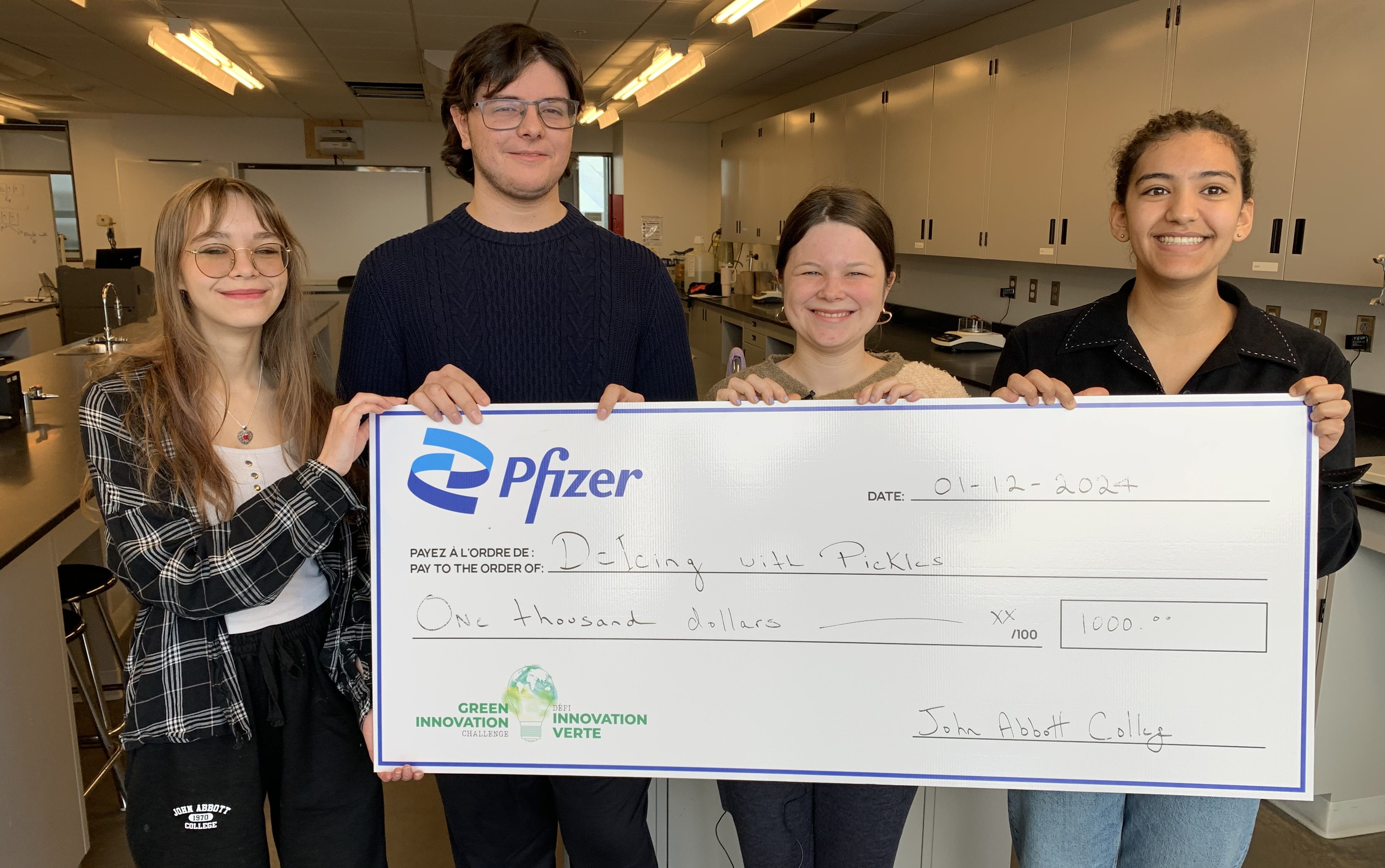 Група студенти по природни науки от колежа Джон Абът откриха