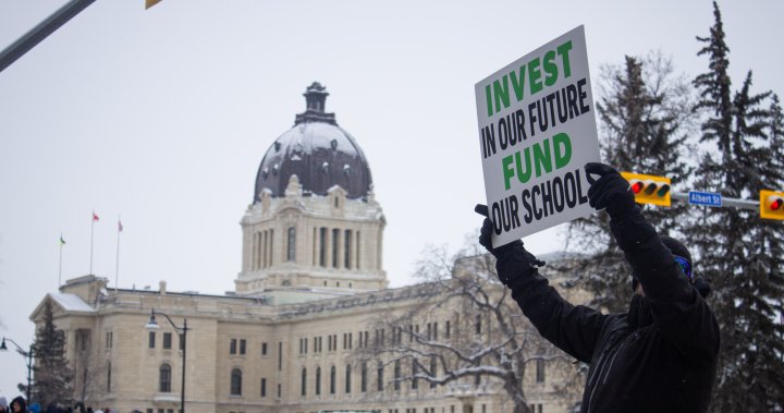 Saskatchewan teachers begin voting on contract offer