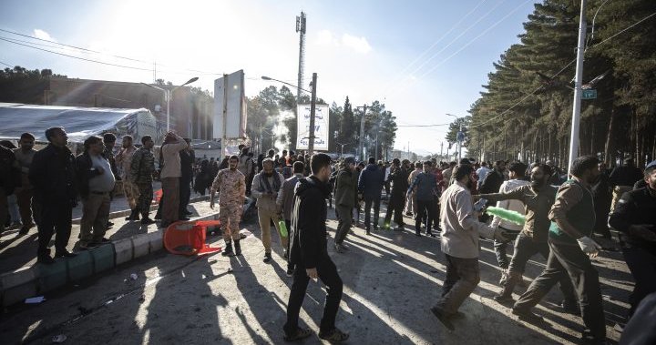 Иран казва, че най-малко 100 са убити при експлозии на церемония за убития генерал