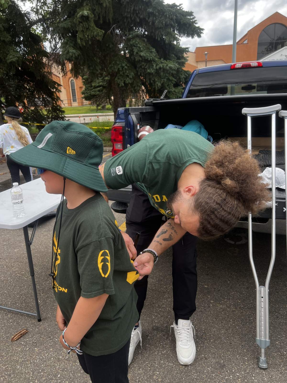 Aaron Grymes signs Jace Nerbas' jersey