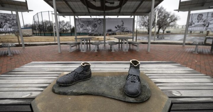 Открадната статуя на Джаки Робинсън е открита счупена, изгорена в кофа за боклук