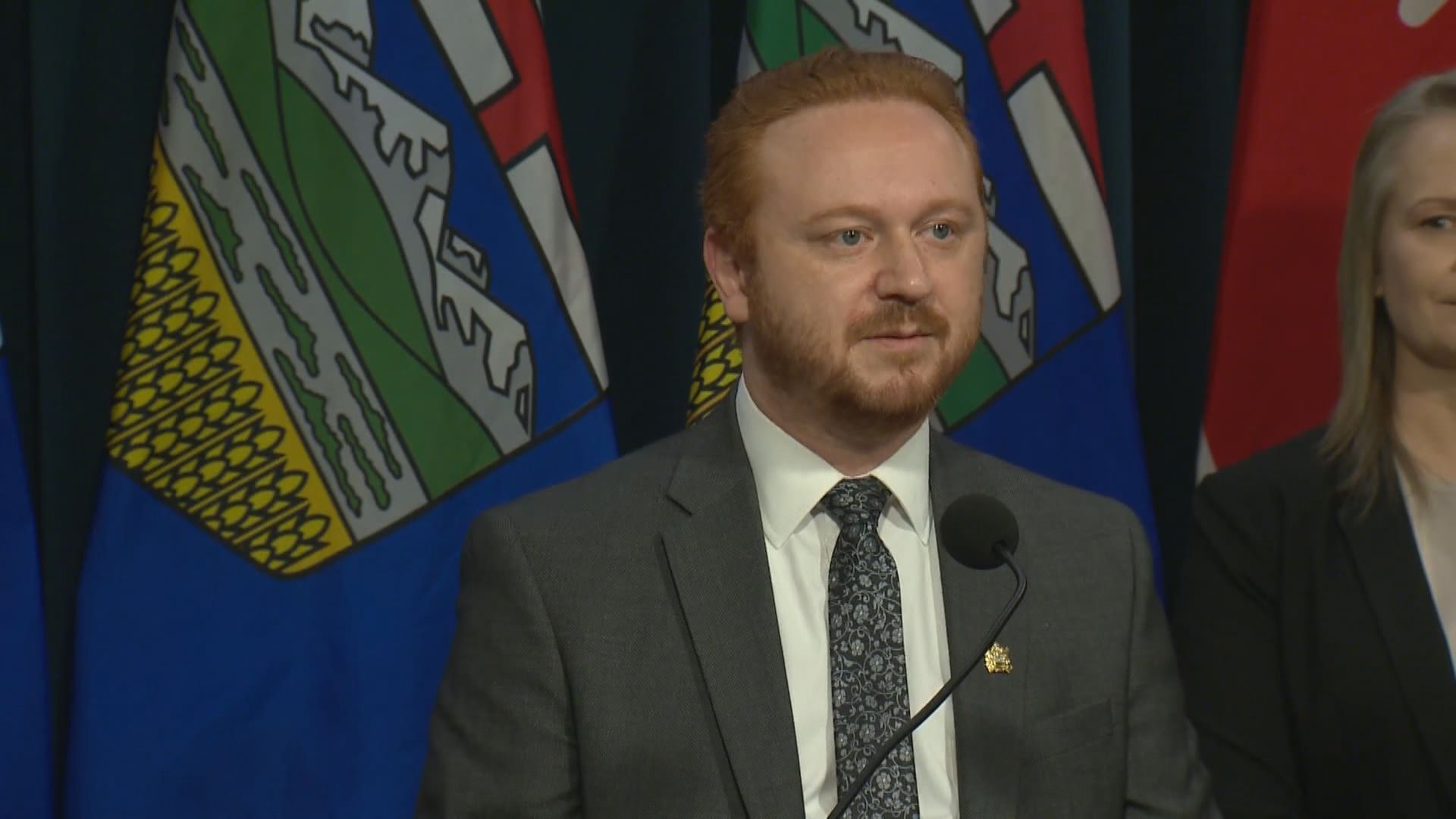 Министърът на правосъдието Мики Еймъри проведе пресконференция в Калгари във