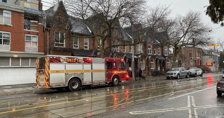 Мъж е откаран в болница след пожар, избухнал в дома на Торонто
