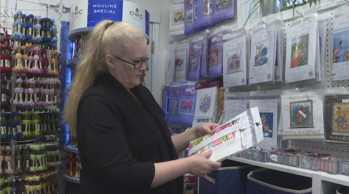 Собственикът на малък бизнес в Уинипег Барбара Бест е изправена