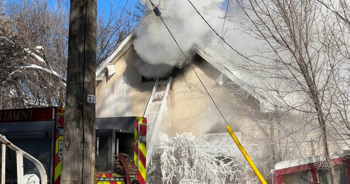 Полицията и пожарните екипи на Уинипег разследват пожар в къща