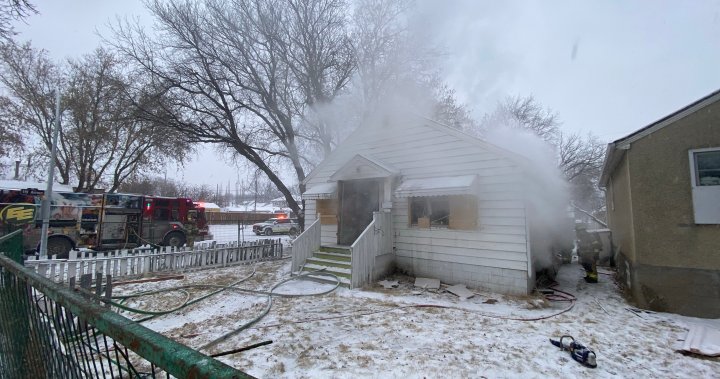 1 човек е откаран в болница след избухването на пожар в изоставен дом в центъра на Едмънтън