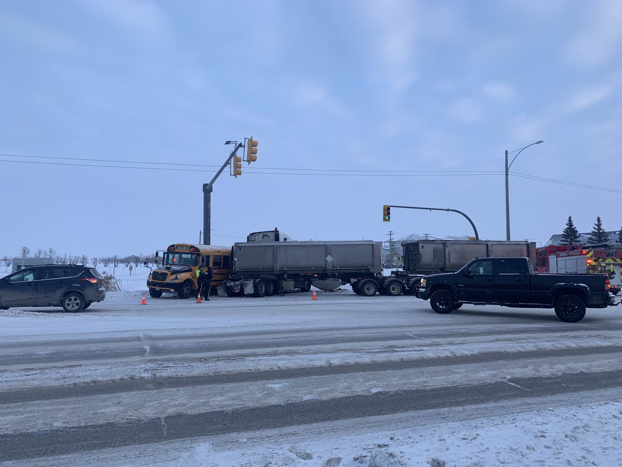 Заледените пътища доведоха до натоварена сряда сутрин за служителите на