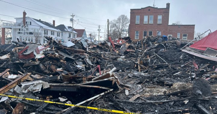 Пожар унищожава предприятия, жилищни блокове в малки Н.Б. town