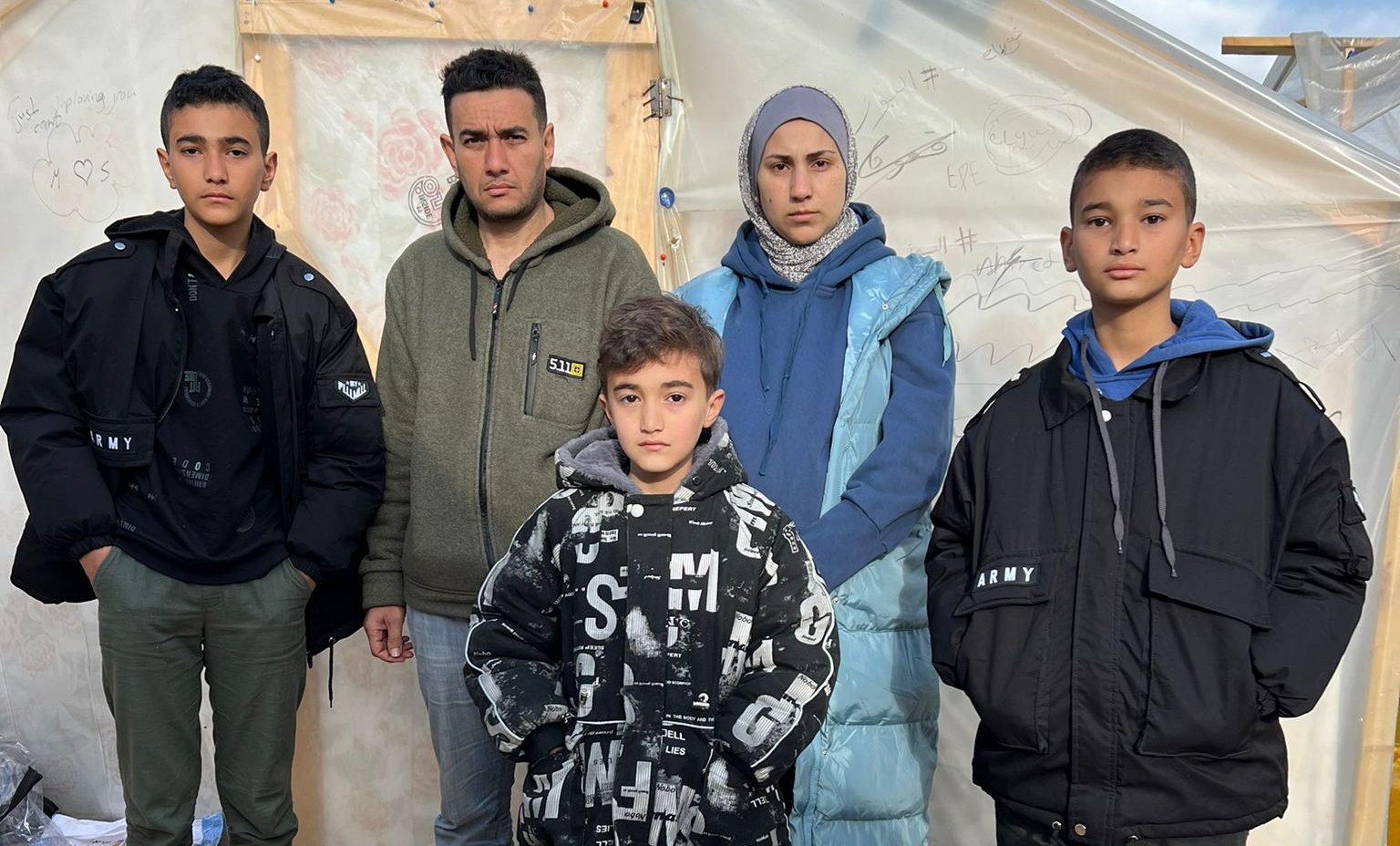 Мъж от Калгари който скърби за смъртта на 17 членове