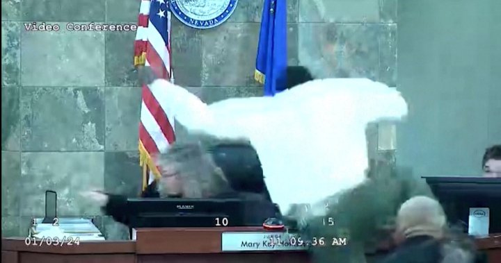 Видео в съдебната зала показва как престъпник прескача пейката, за да атакува съдия от Невада