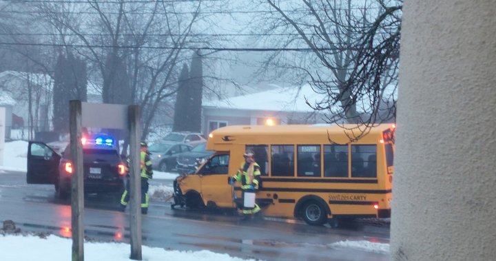 Шофьор на училищен автобус е изправен пред обвинения след катастрофа