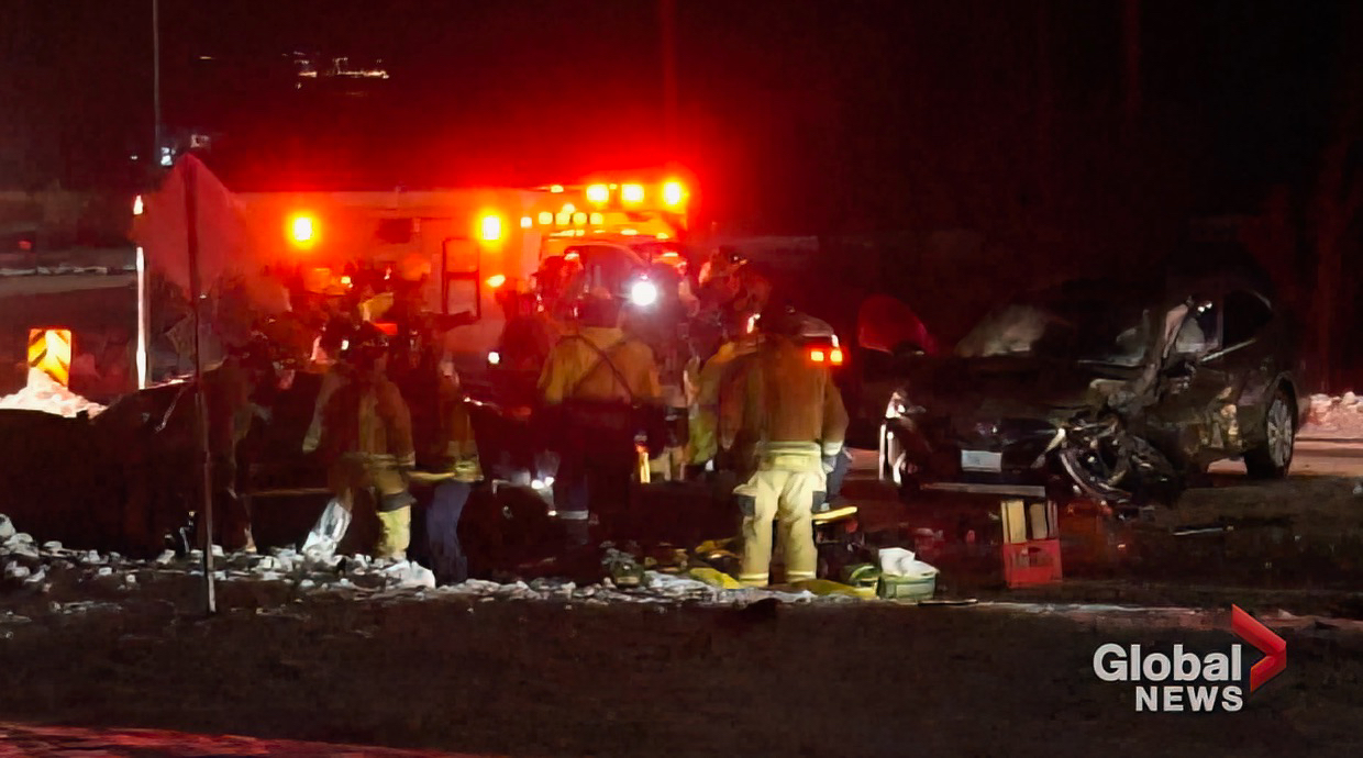 Четирима души бяха изпратени в болница след челен сблъсък в