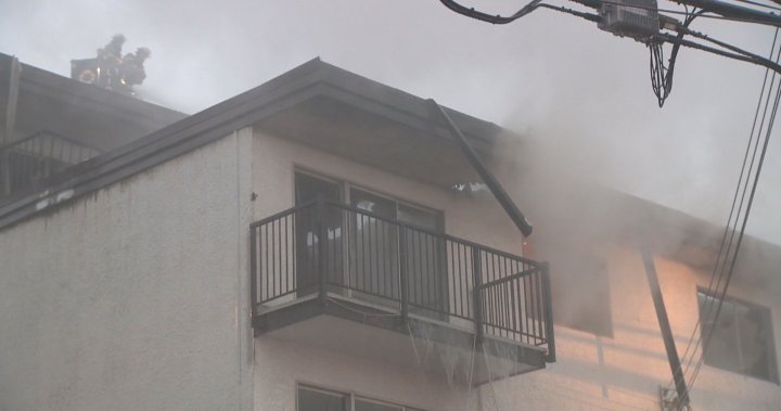 Пожарът в апартамент в Северен Ванкувър гори цяла нощ, причината е неизвестна