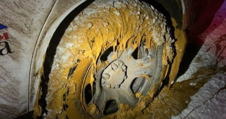 Разлив, включващ „материал от петролни находища“, принуждава RCMP да отклони 38 км магистрала в централна Алберта