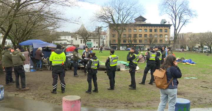 Полицията и парковите рейнджъри се намесиха в лагера за палатки Oppenheimer във Ванкувър