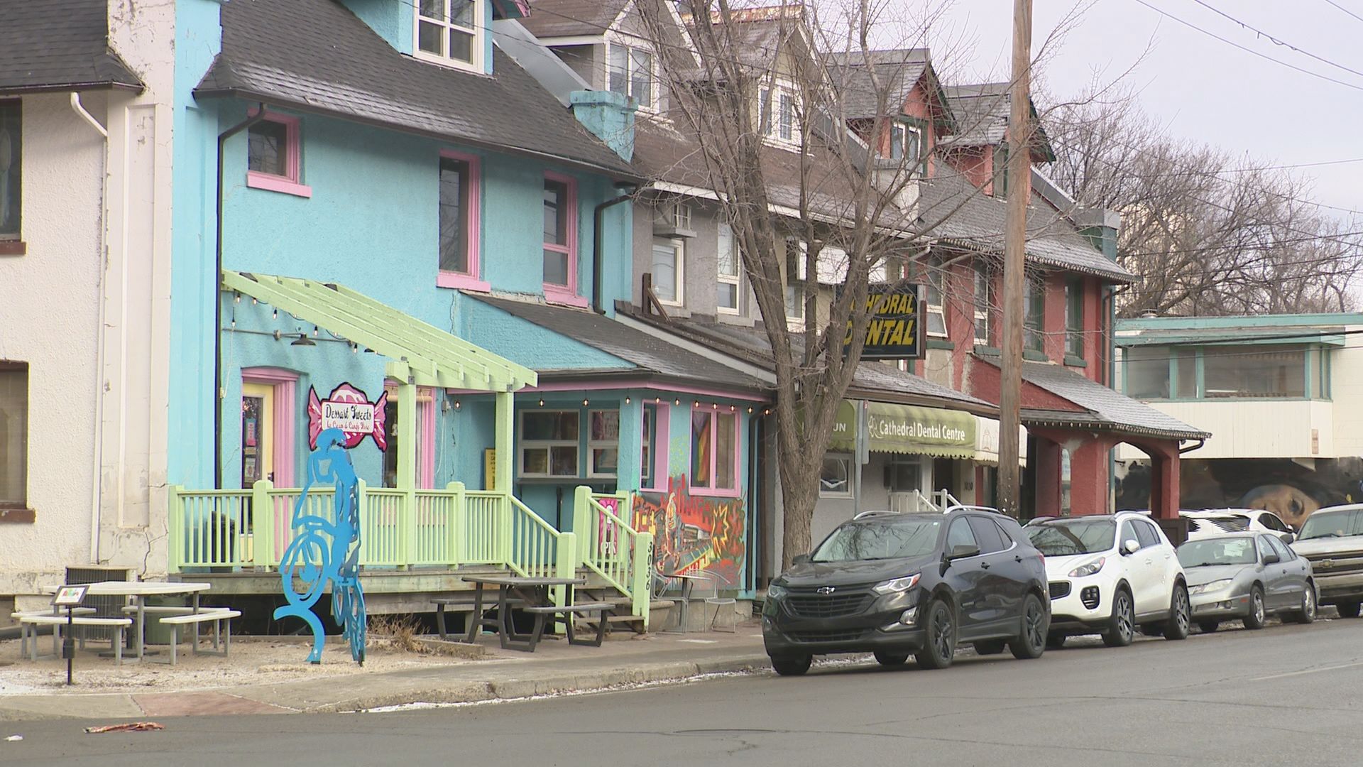 Ханк Украйниц е собственик на Hank s Tavern хотел и таверна