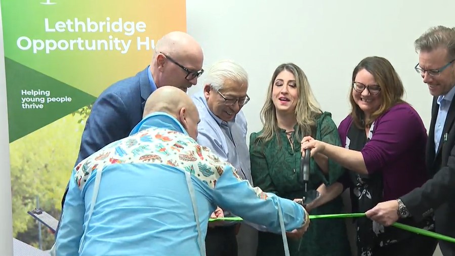 С прерязване на лентата Lethbridge Opportunity Hub вече е отворен Като