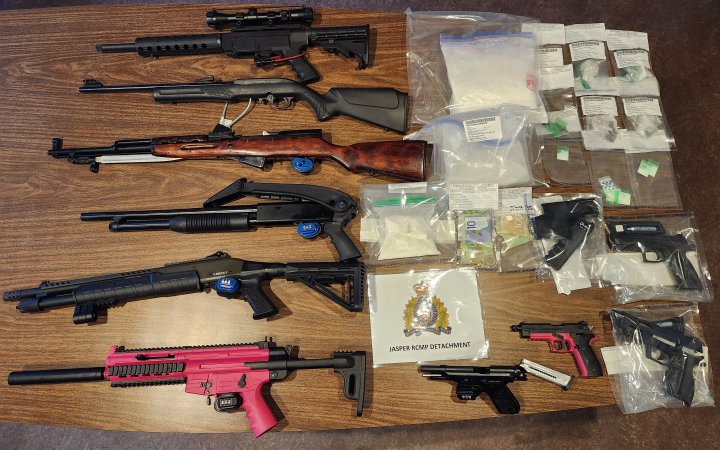 RCMP find 7 guns, illegal drugs in Jasper home - Edmonton | Globalnews.ca