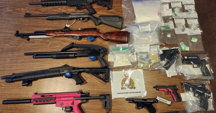 Седем огнестрелни оръжия две реплики на пистолети кокаин и фентанил