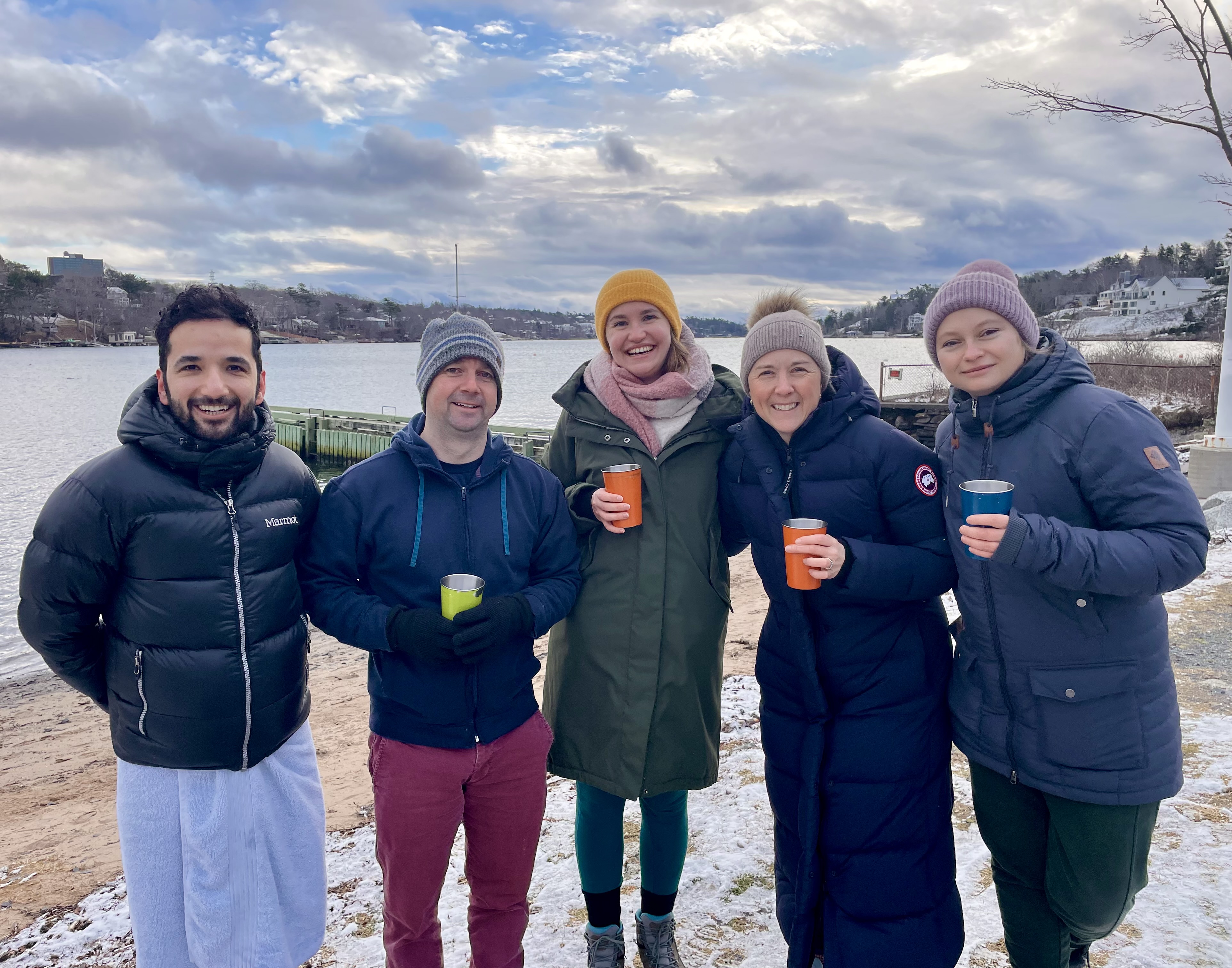 Група приятели участваха в годишното им гмуркане на полярни мечки