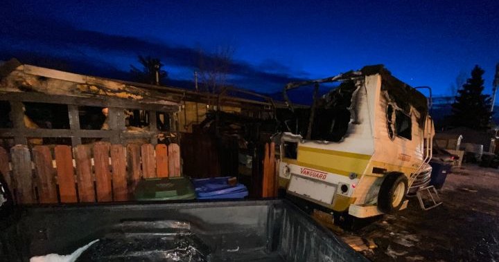 1 човек е тежко ранен след пожар в каравани в североизточен Калгари: EMS