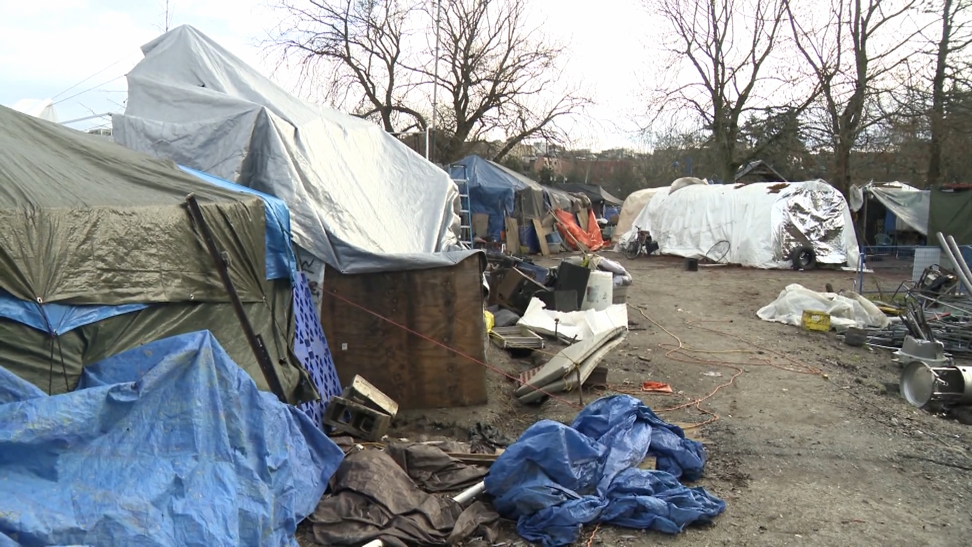 Група от доброволци които построиха малки домове за нуждаещите се