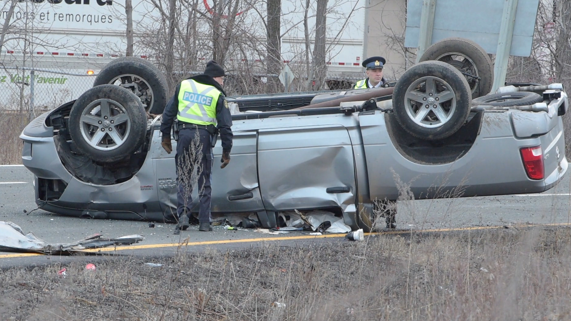 1 dead after pickup flees police, crashes at QEW exit in Burlington: SIU