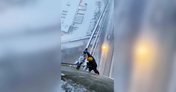 Предотвратяване на ледена бомба: Видео показва как работник ръчно освобождава яките на моста Алекс Фрейзър