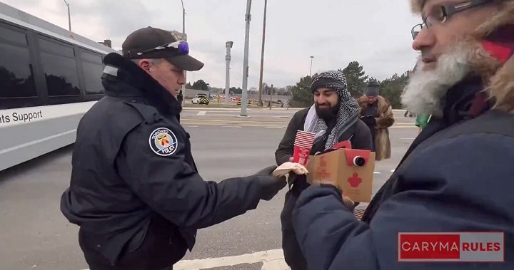 Шефът на полицията в Торонто се извини, след като протестиращият подаде кафе от полицай